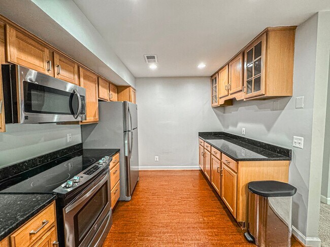 Building Photo - Fantastic 2 Bed 2.5 Bath Condo With A Spac...