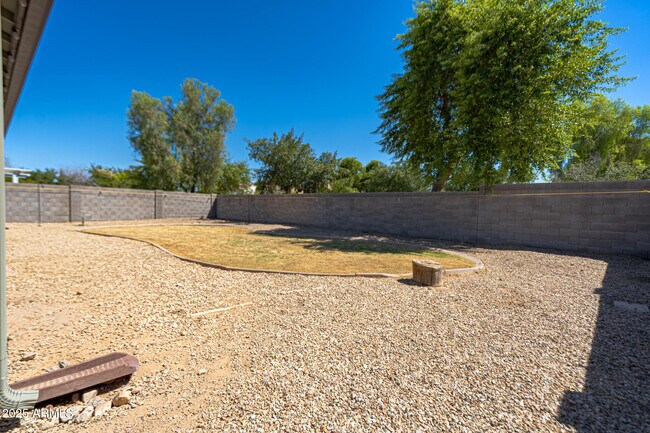 Building Photo - 18433 W Sunnyslope Ln