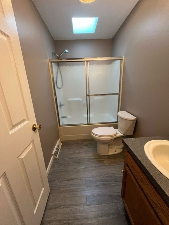 Building Photo - 3 bedroom 3 bathroom