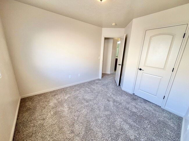 Building Photo - Fossil Hills #51-Beautiful town home near little valley
