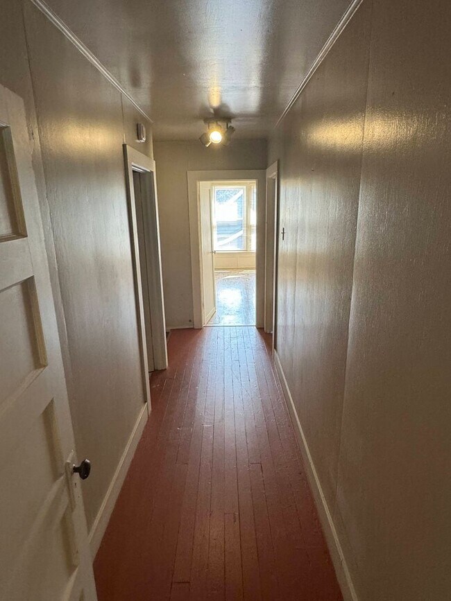 Building Photo - 2 Bedroom in Triplex Near Downtown and Campus