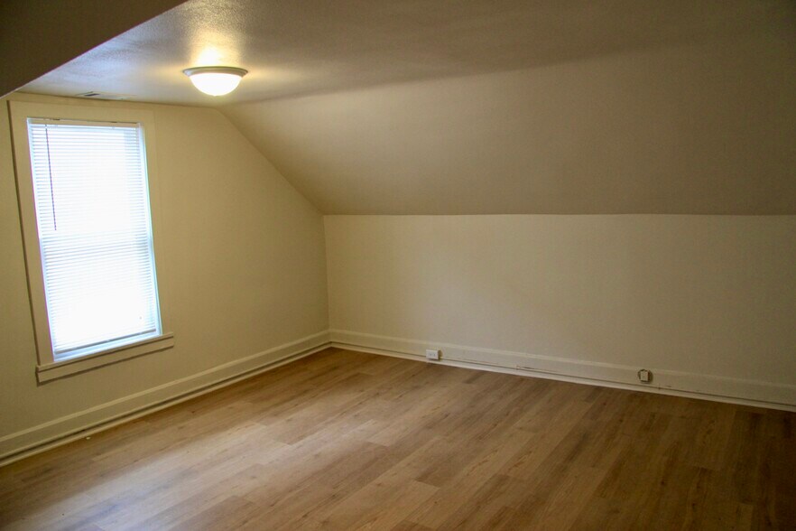 Bedroom 4 (Upstairs) - 405 E Washington Ave