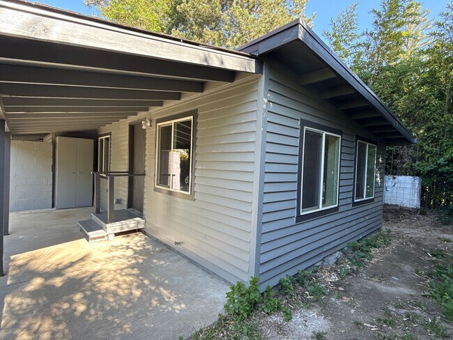 Building Photo - 2204001