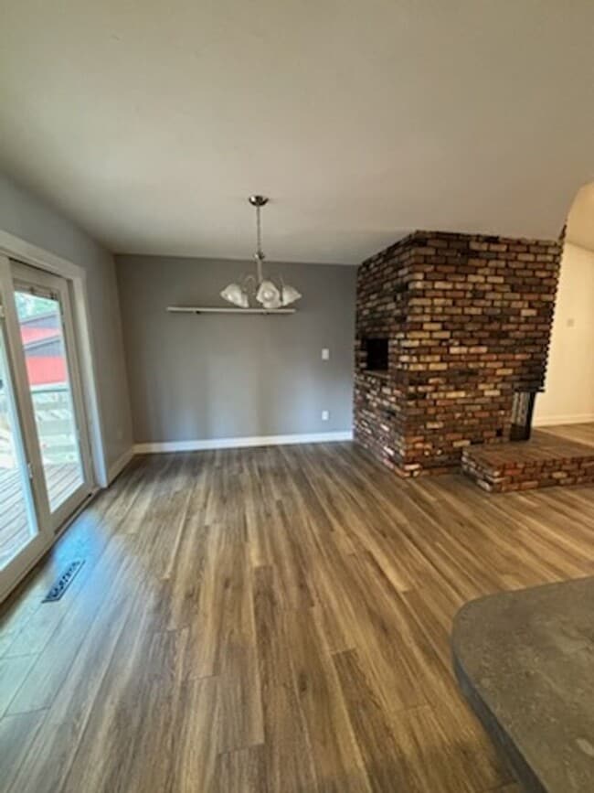 Building Photo - Unique duplex in post falls