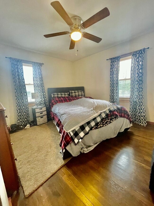 Building Photo - W180-W188 Pioneer Dr