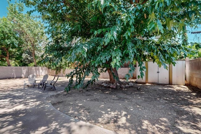 Building Photo - 3 Bedroom 2 Bath with 2 car garage