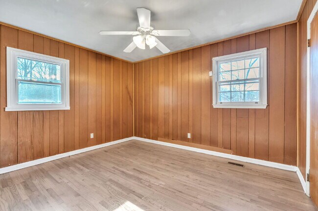 Building Photo - Well maintained 3 bedroom, 1 bath single family home with yard, carport and storage shed on quiet...