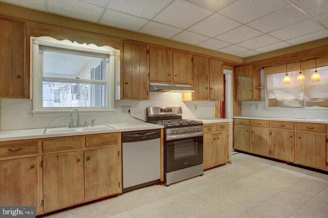 Building Photo - 230 W 2nd St