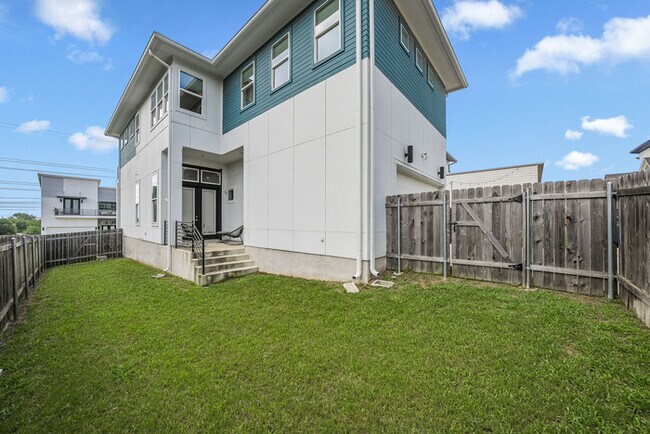 Building Photo - 6228 Toscana Ave