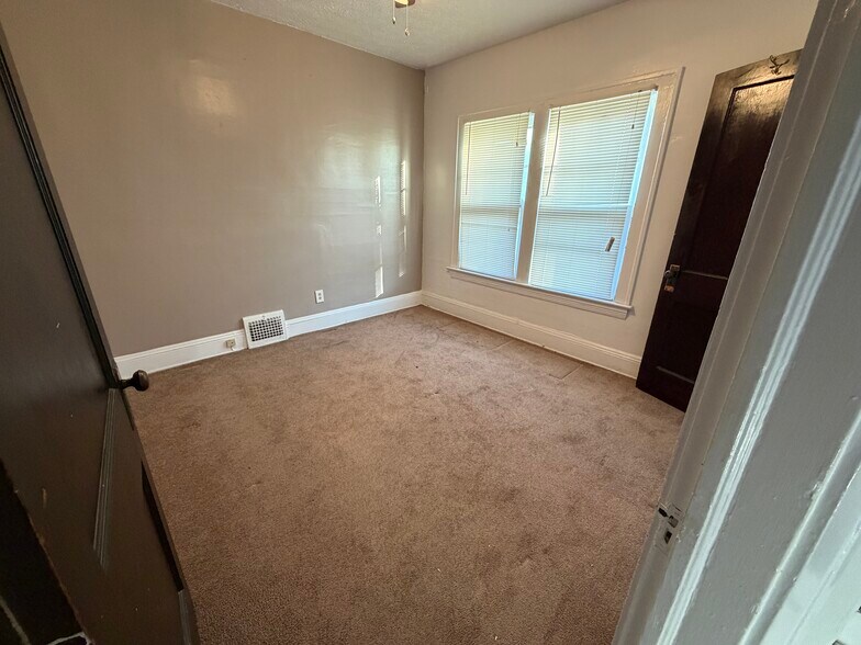 Bedrm - 3720 E 151st St