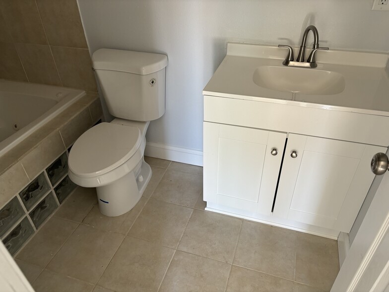 unit 2 bathroom - 512 129th Ave E