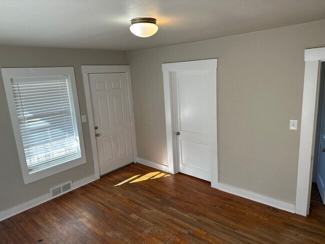 Building Photo - 3 Bedroom, 2 Bathroom Fayetteville Home, Available March 1st!