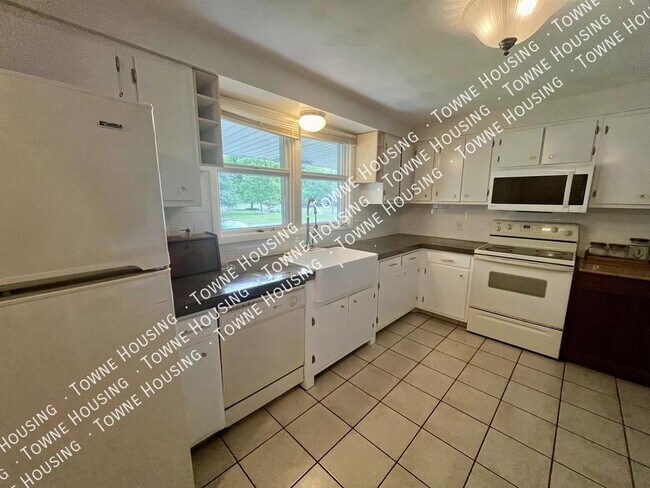 Building Photo - 493 Northfield Dr