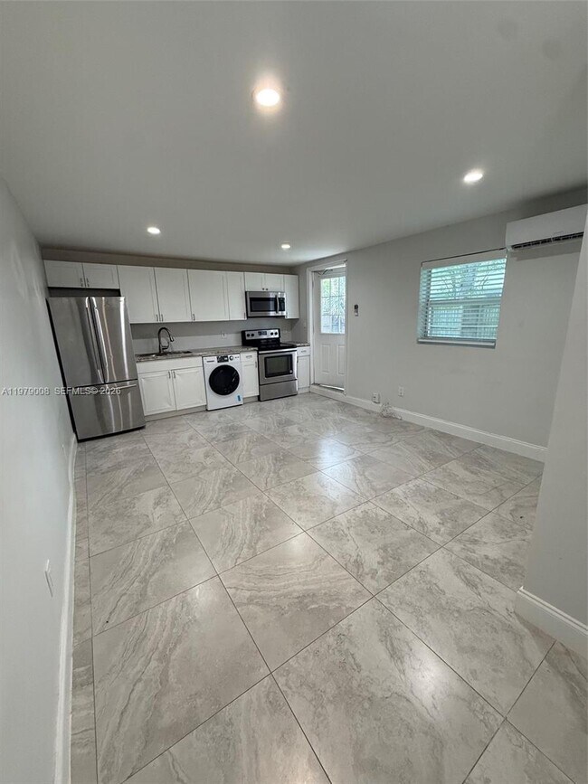 Building Photo - 1279 NE 40th Pl