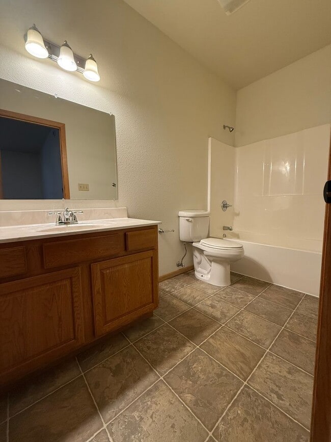Building Photo - Large 3-Bedroom Condo for Rent!
