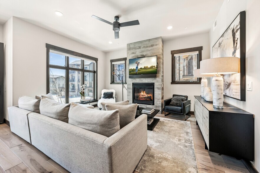 Building Photo - 3751 Blackstone Dr