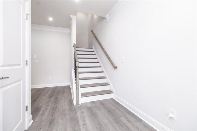 Building Photo - 1313 Harris Way S