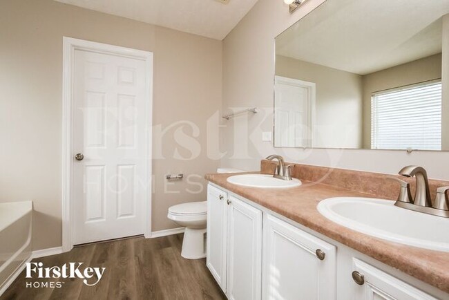 Building Photo - 2875 Creekbend Dr