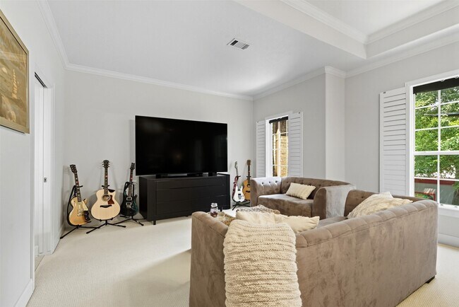 Building Photo - 1044 Memorial Village Dr