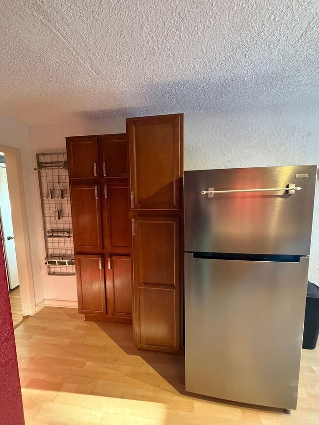 Building Photo - AVAILABLE December 15th - 3 Bed/1.5 Bath Home with Lake views!