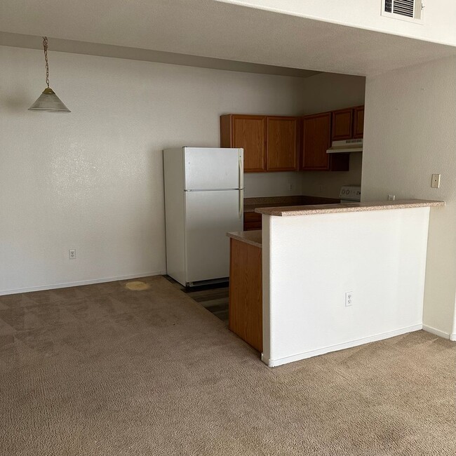 Building Photo - 2 bedroom/2 baths condo