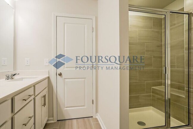 Building Photo - Three Story Town Home | Entry Level Bedroo...