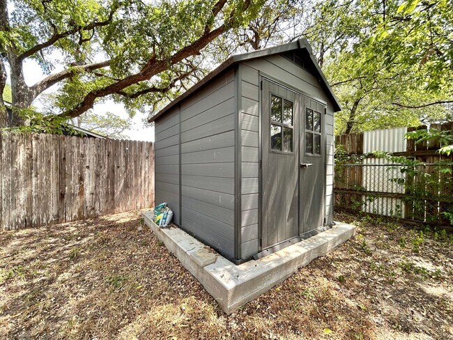 Building Photo - 4 Bed / 2 Bath Home with Covered Porch, Su...