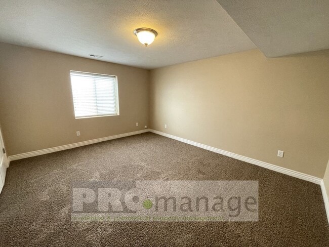 Building Photo - 4 Bed, 3 Bath Town Home w/ 2 Car Garage - Ammon