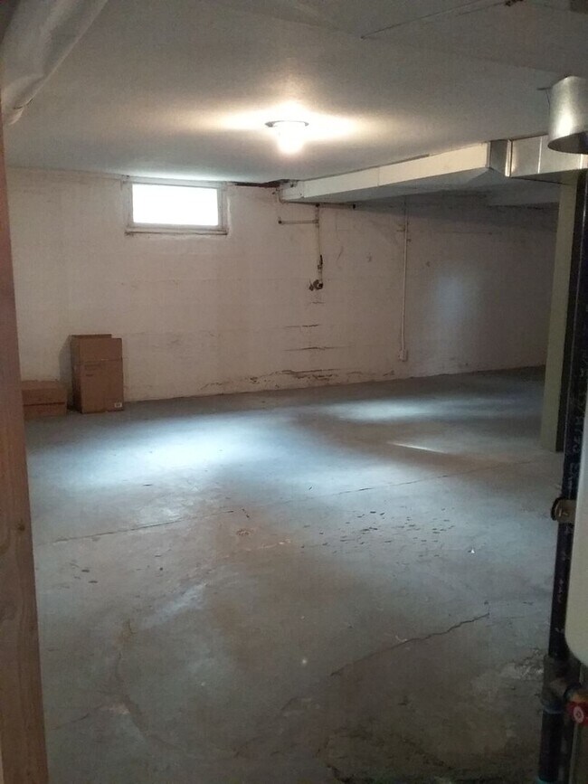 Building Photo - Completely remodeled 3 bed 2.5 bath single...