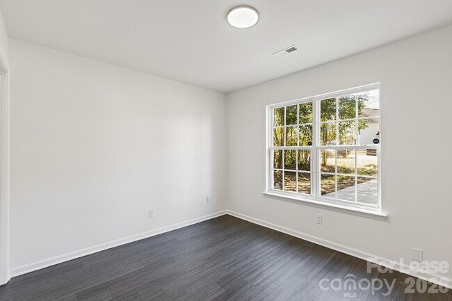 Building Photo - 913 Tennyson Dr