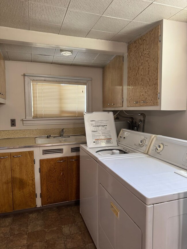 Building Photo - Cozy 2-Bed with Spacious Living, Parking, ...