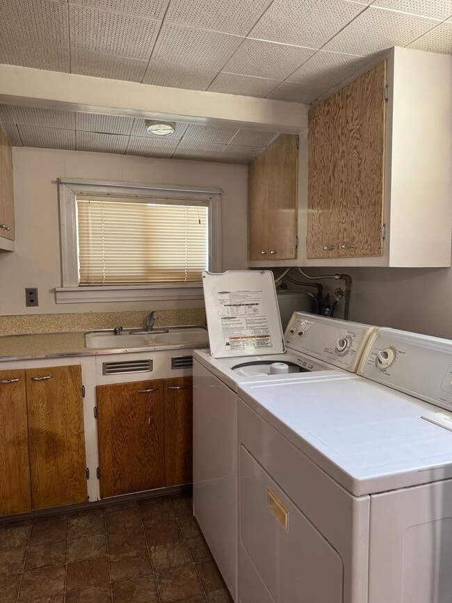 Building Photo - Cozy 2-Bed with Spacious Living, Parking, Pets OK!