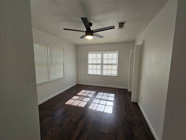 Building Photo - 1601 S 35th St