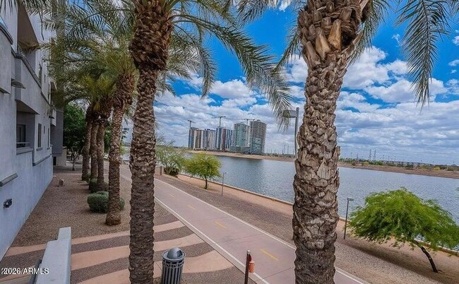 Building Photo - 945 E Playa Del Norte Dr