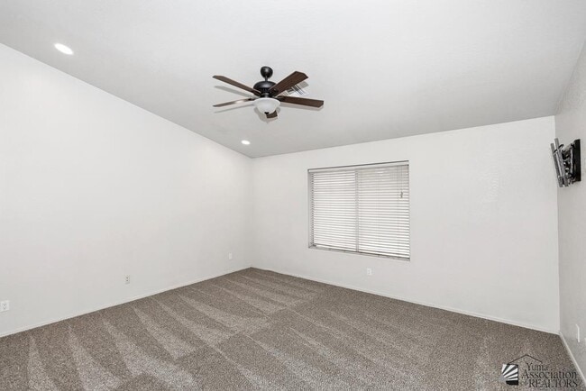 Building Photo - 2637 S 37th Dr