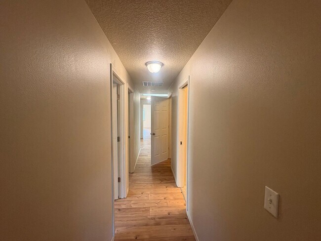 Building Photo - Well Maintained Spacious 4 BD Home with Granite Countertops, Hardwood Floors, High Ceilings, Grea...