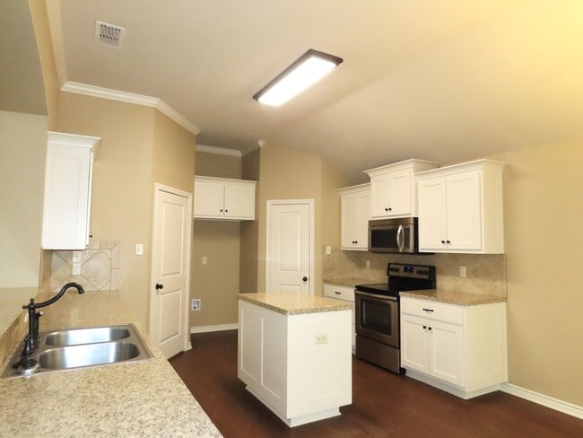 Building Photo - Coming Soon!! Lindale, Gorgeous 4 Bedroom, 2 Bath Home!