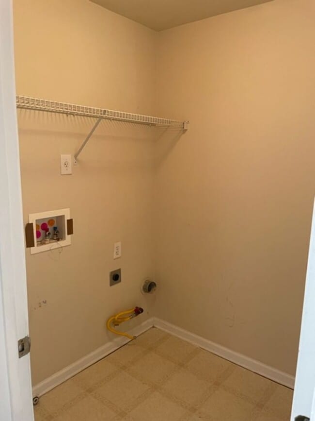 Building Photo - Spacious 4 Bedroom, 2.5 Bath Home in Brookmere West