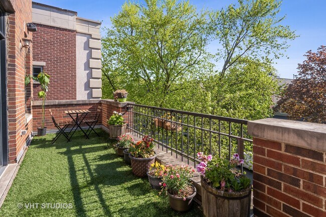Building Photo - 3820 N Greenview Ave
