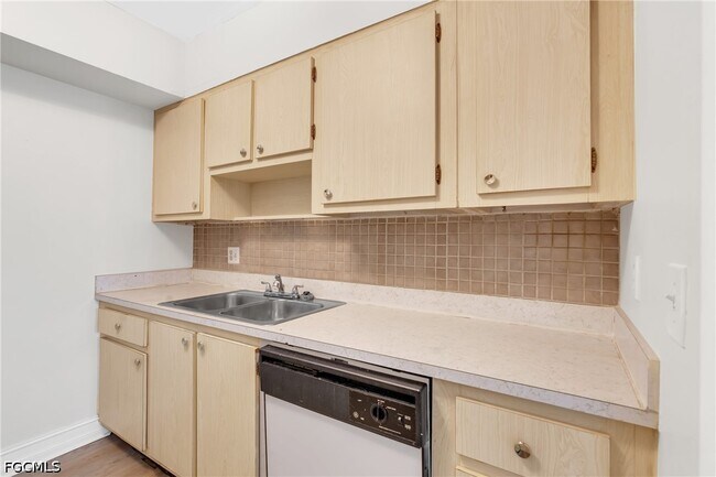 Building Photo - 1830 Maravilla Ave
