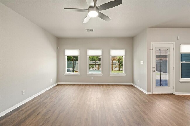 Building Photo - 1121 Boxwood Loop