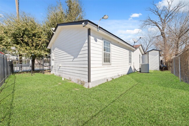 Building Photo - 802 E 33rd St