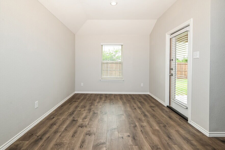 Building Photo - 2618 Saldana Dr