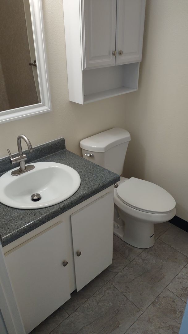 Building Photo - Upper 1bed, off street parking, onsite coi...