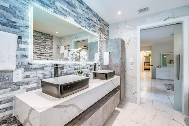 Building Photo - 830 SW 14th Ct