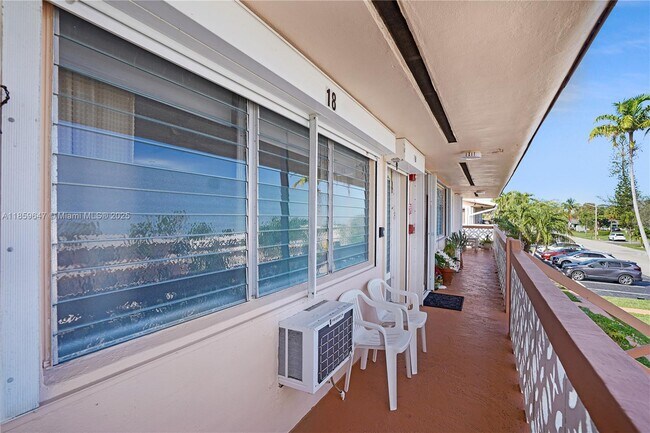 Building Photo - 820 SW 11th Ave