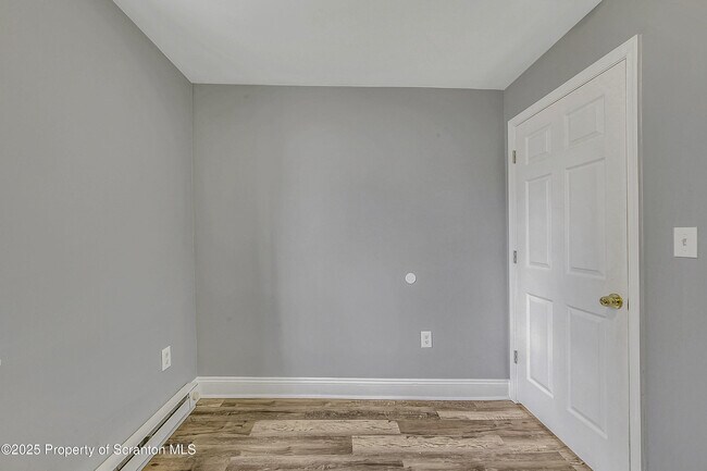 Building Photo - 916 W Linden St