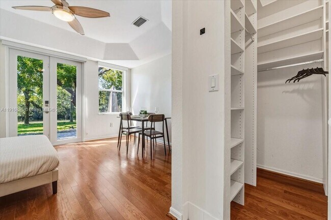 Building Photo - 413 NW 23rd Ave