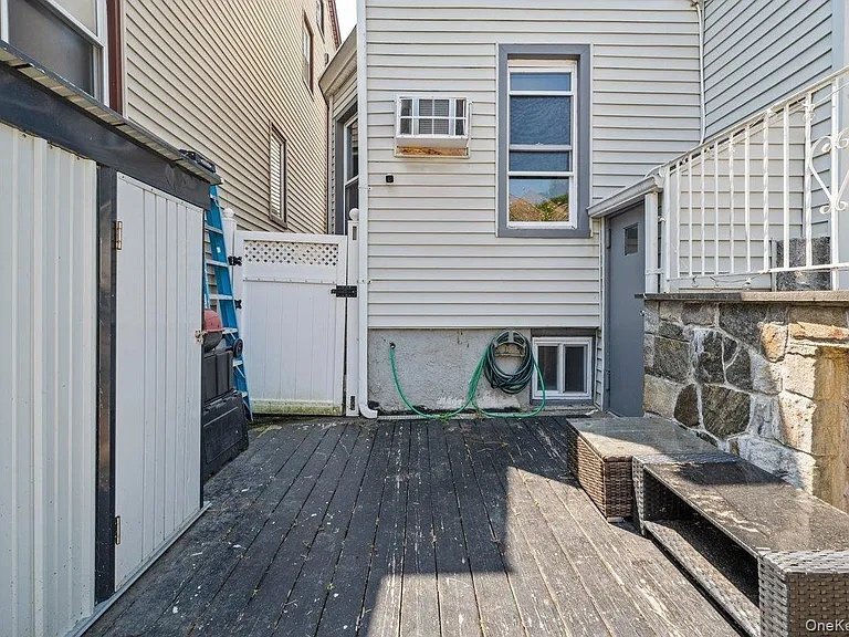 Building Photo - 916 Clarence Ave