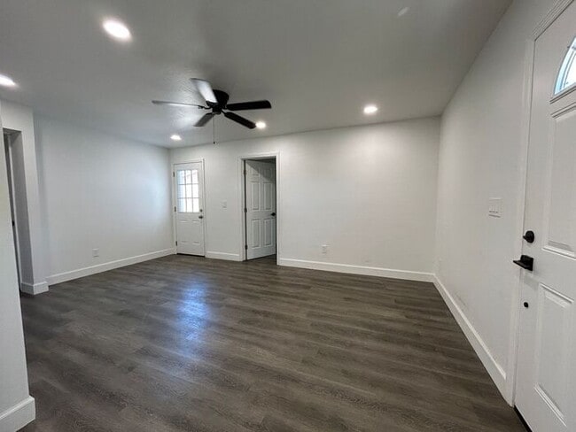 Building Photo - 1254 W Manhatton Dr